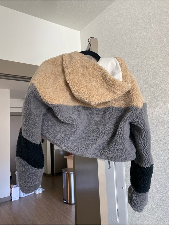 Hollister Colorblock Cropped Sherpa Jacket in Gray, Tan & Black